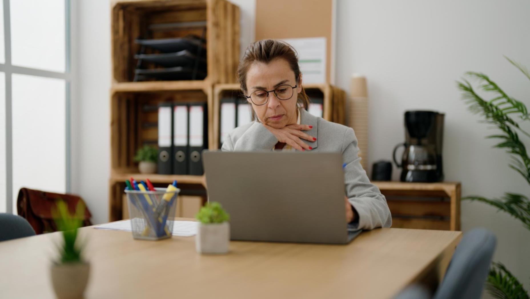 Professional financial training session with partners collaborating on seasonal budget strategies