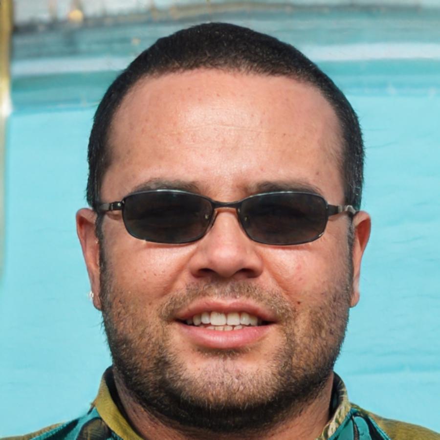 Financial education instructor Duc Minh Tran specializing in Vietnamese market analysis